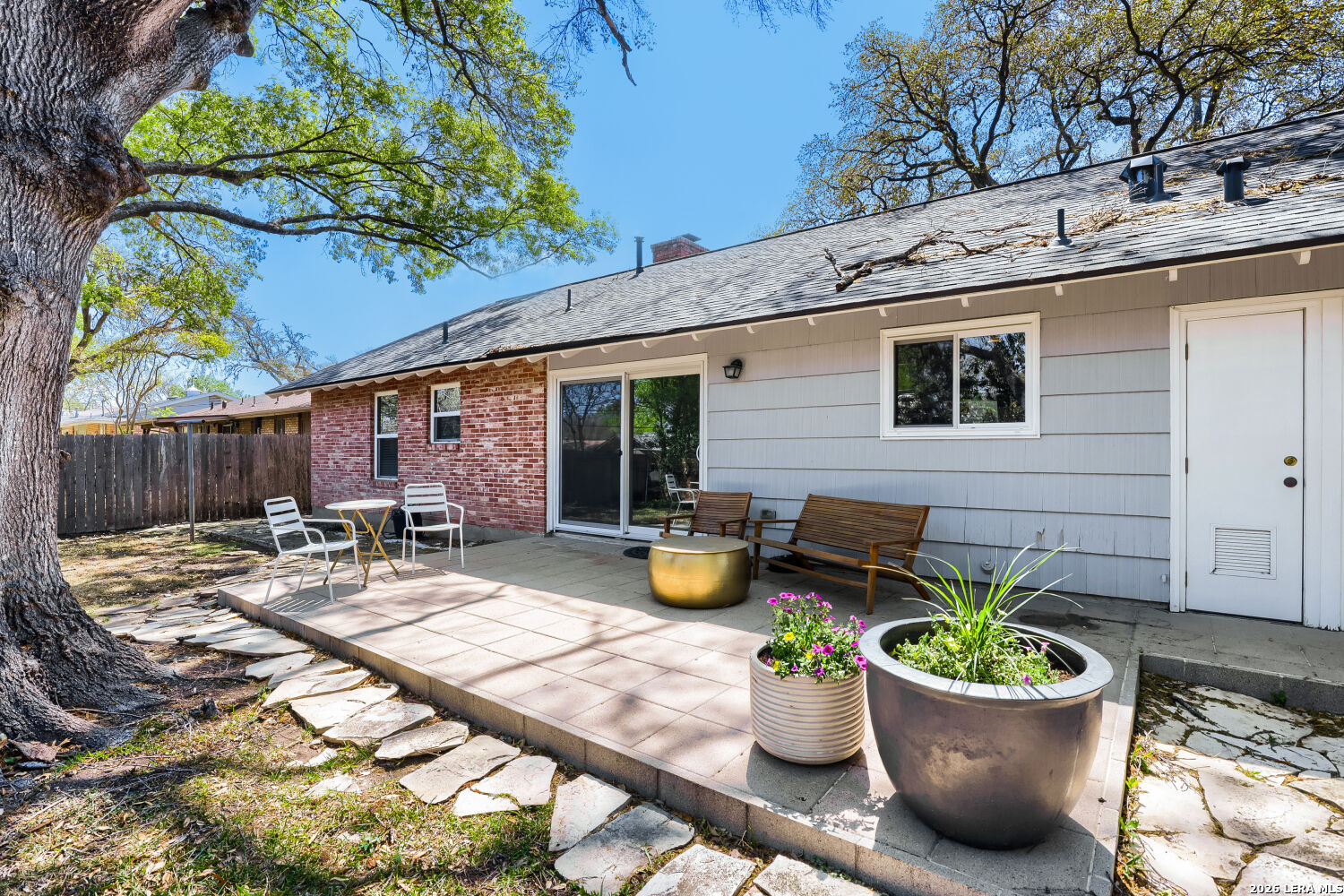2915 Oakleaf Dr