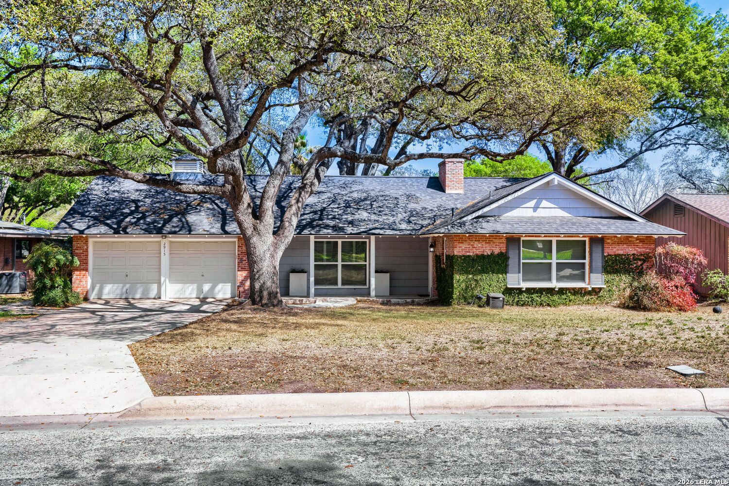 2915 Oakleaf Dr