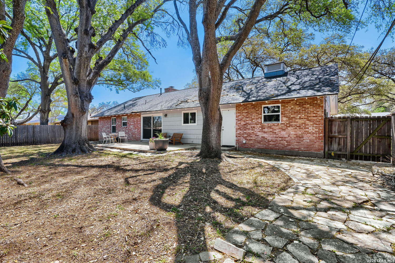 2915 Oakleaf Dr
