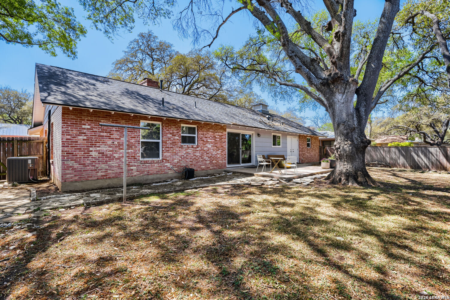 2915 Oakleaf Dr