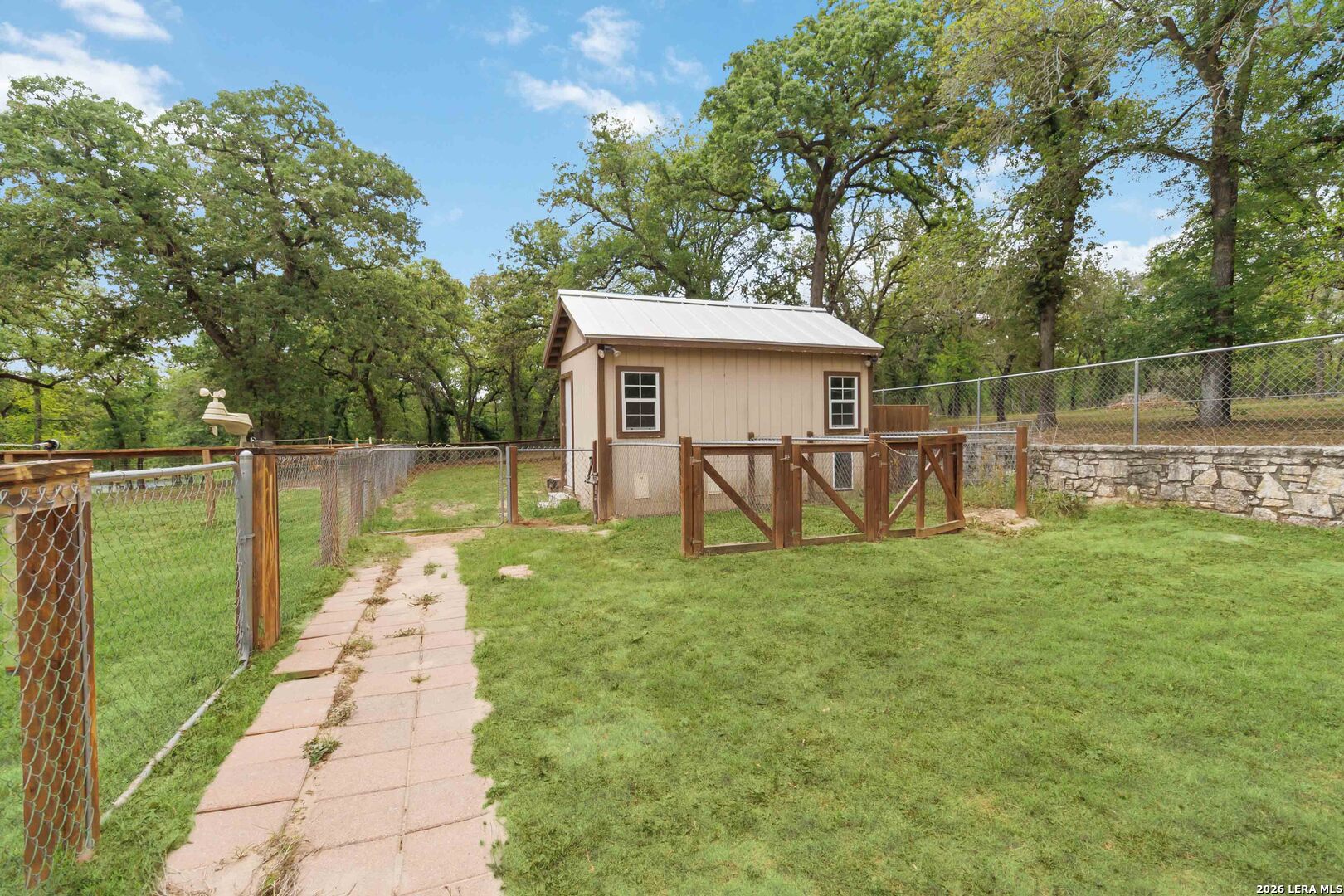 233 TWIN OAKS DR