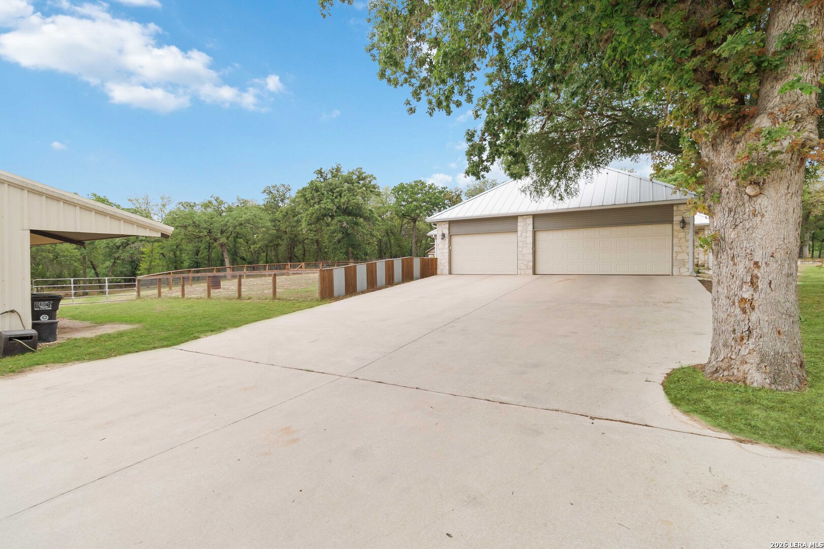 233 TWIN OAKS DR