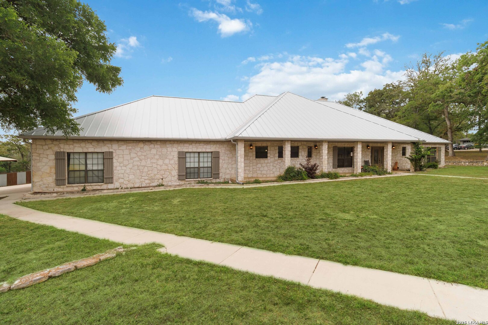 233 TWIN OAKS DR