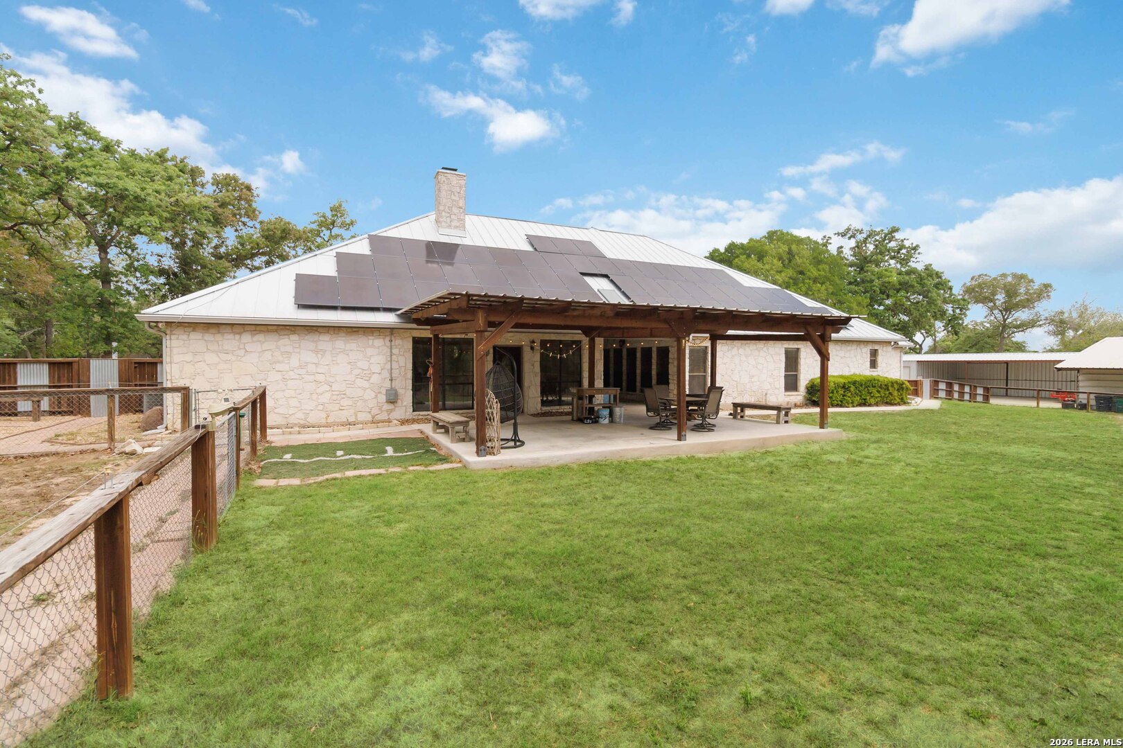 233 TWIN OAKS DR