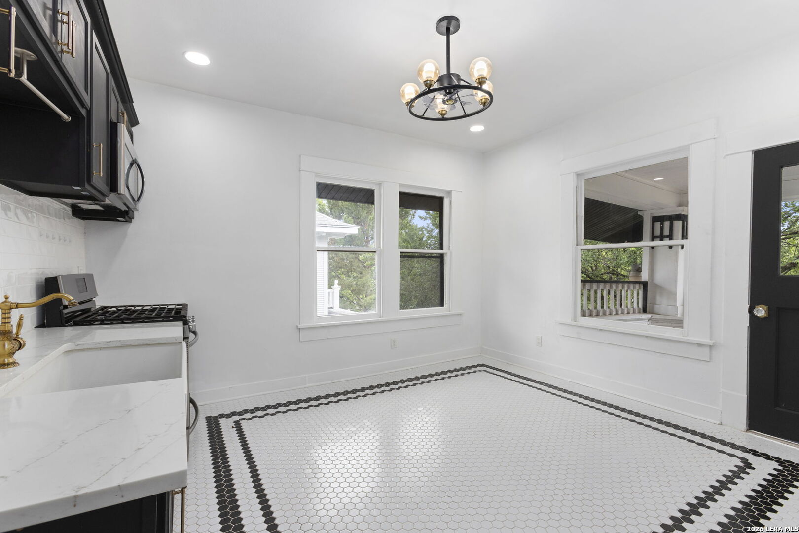 940 W Mulberry