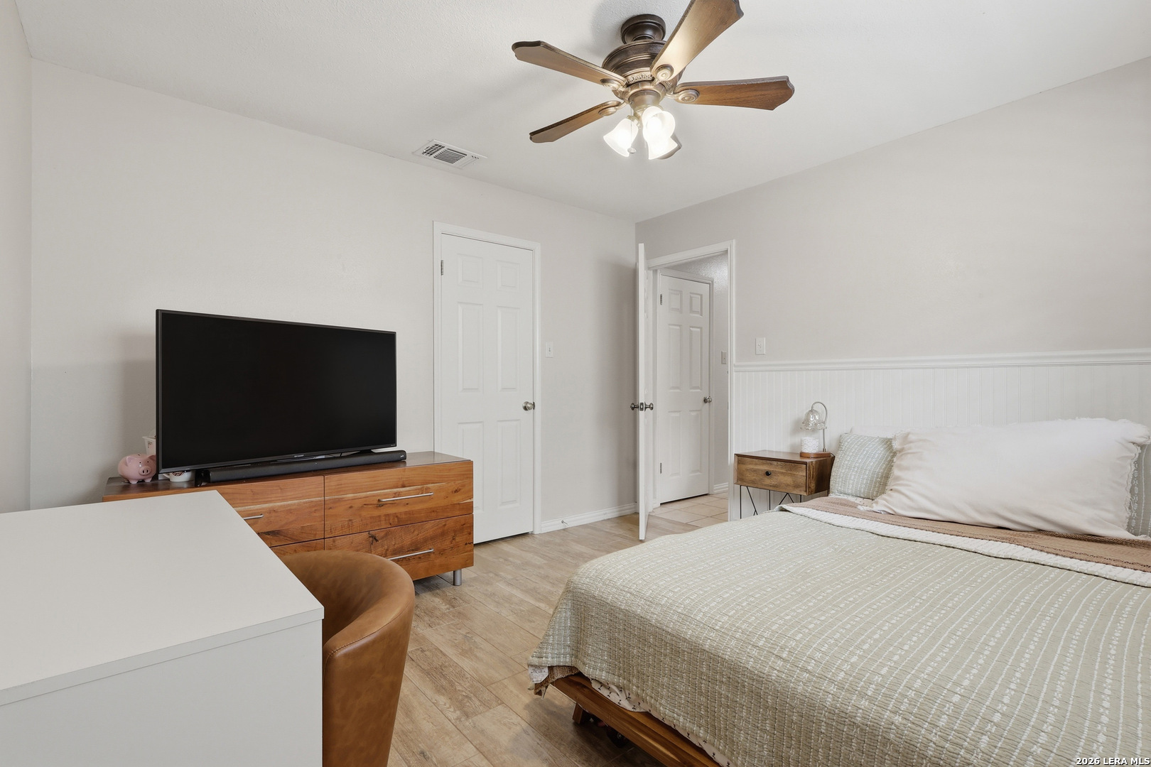 2207 OAK BND