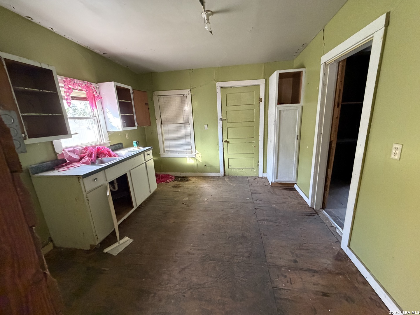 1805 PEREZ ST