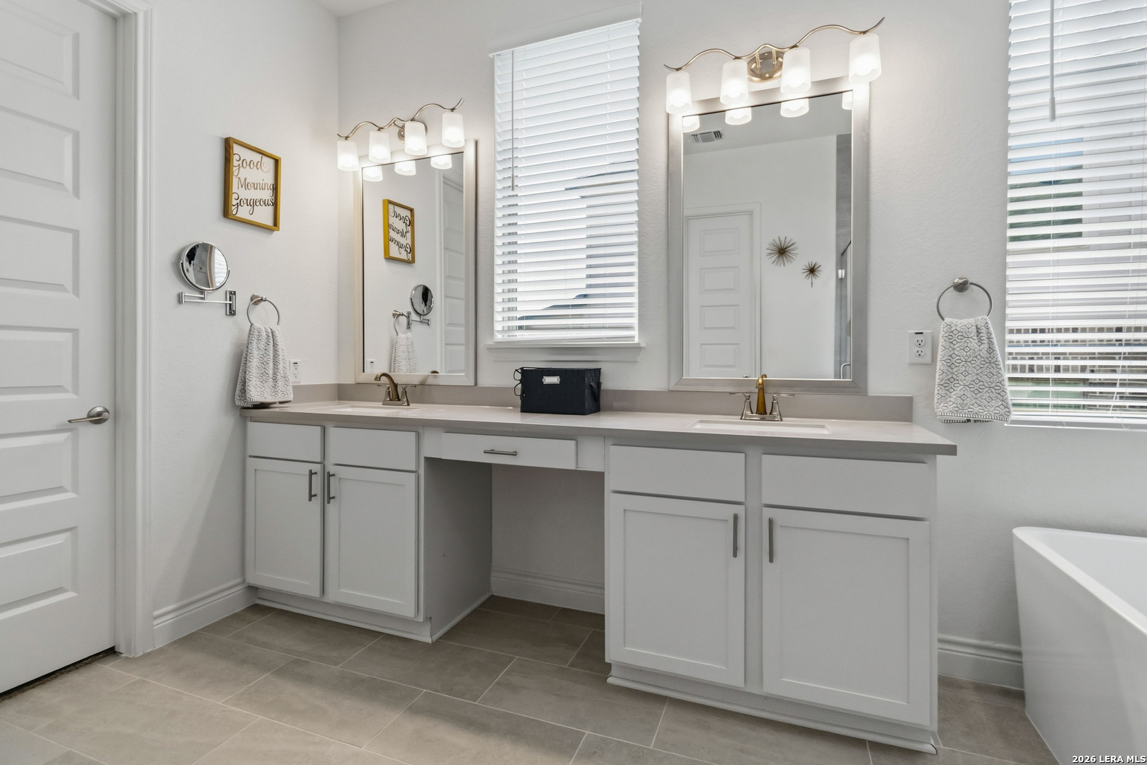 1172 Cadogan Squire