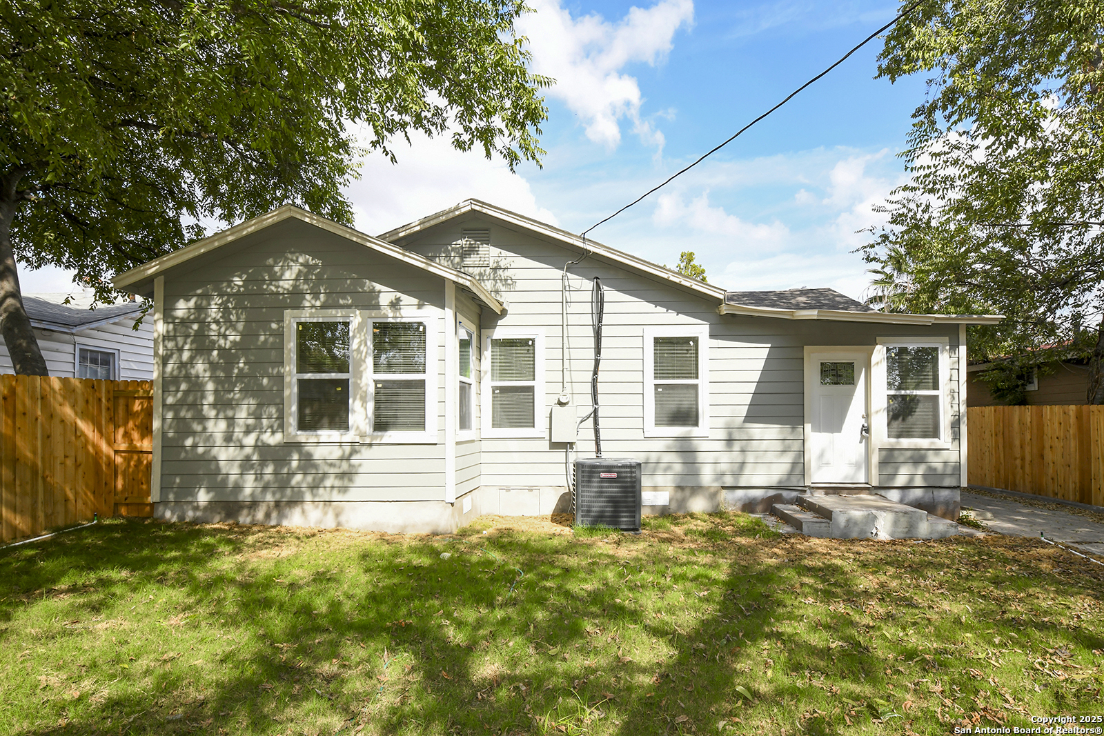1326 W Lynwood