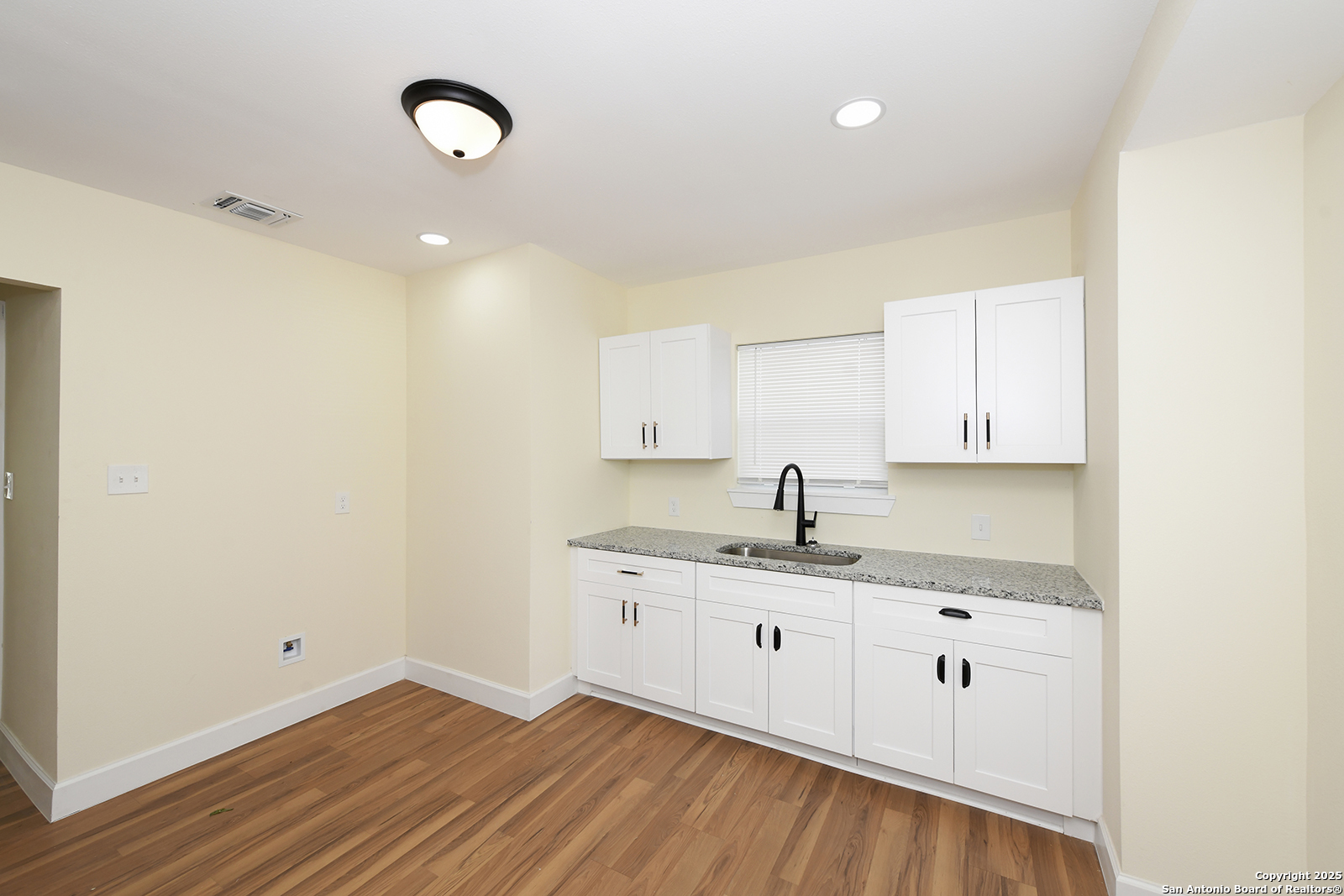 1326 W Lynwood