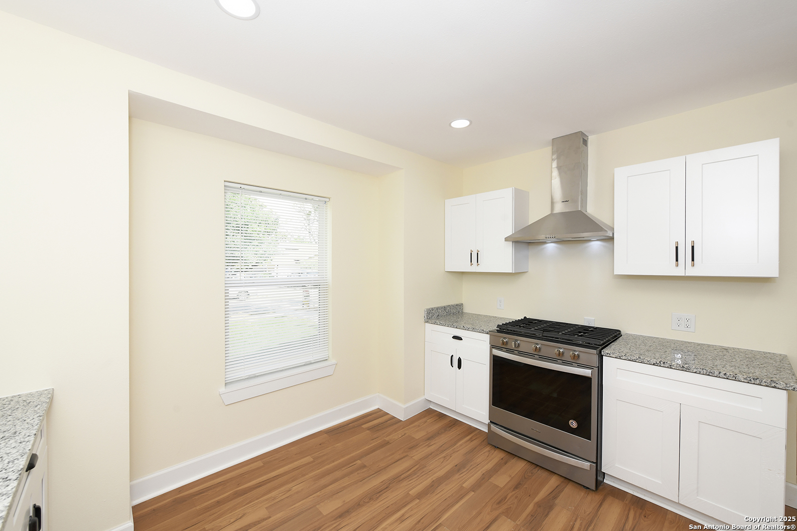 1326 W Lynwood
