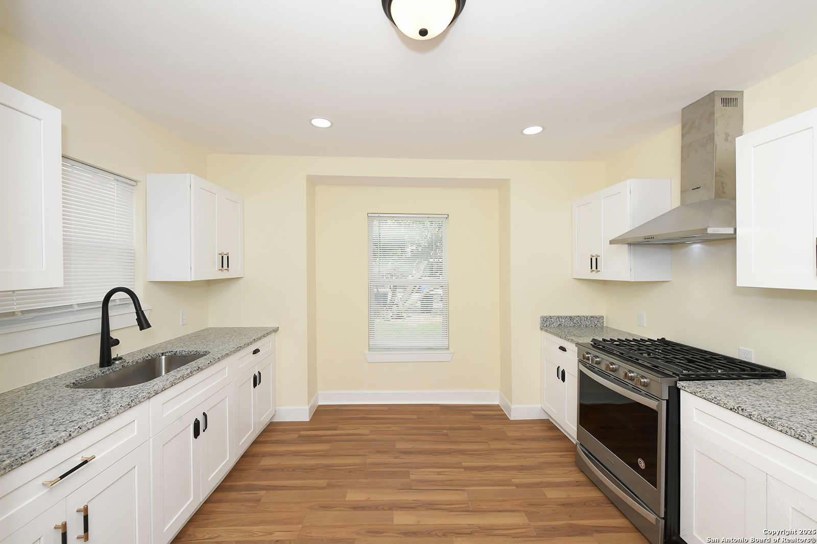 1326 W Lynwood