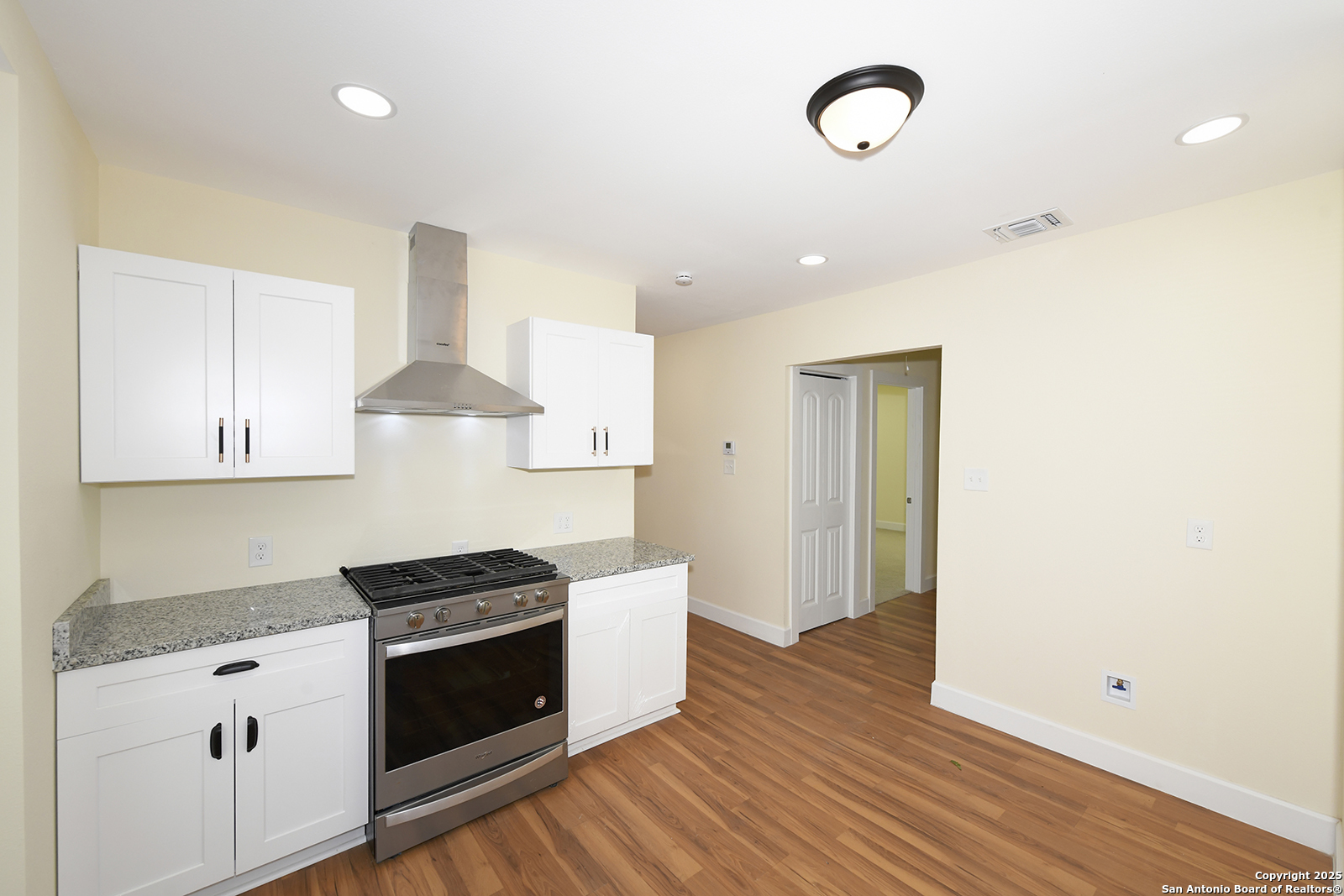 1326 W Lynwood