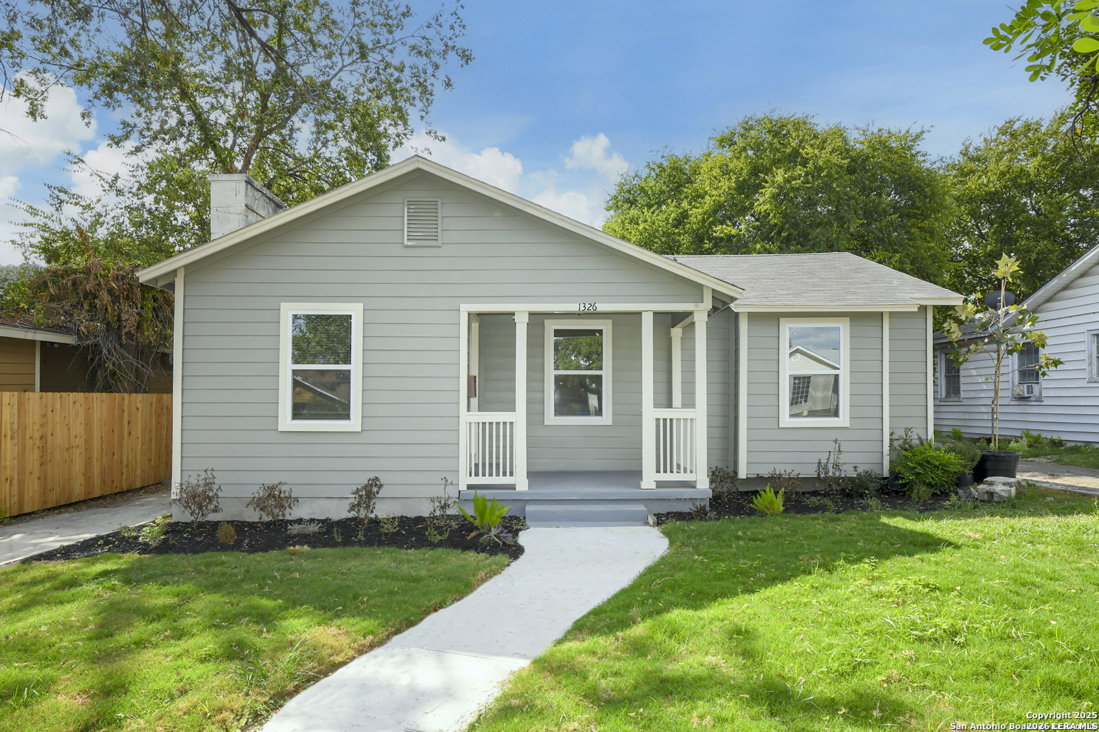 1326 W Lynwood