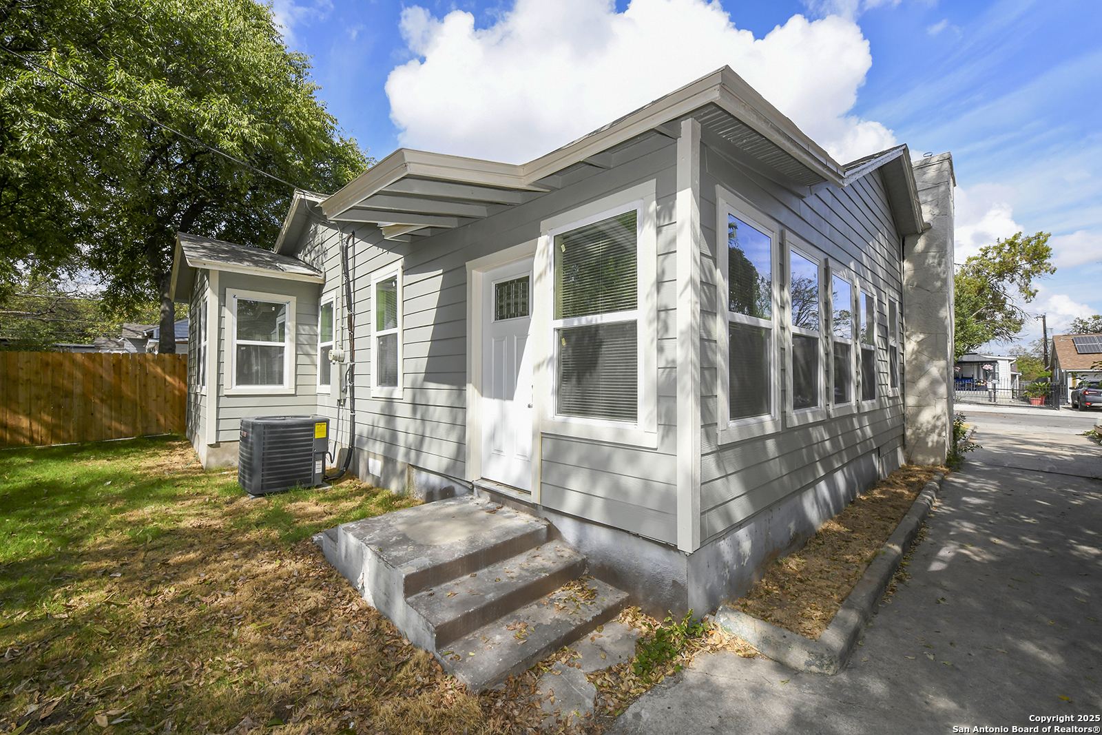 1326 W Lynwood