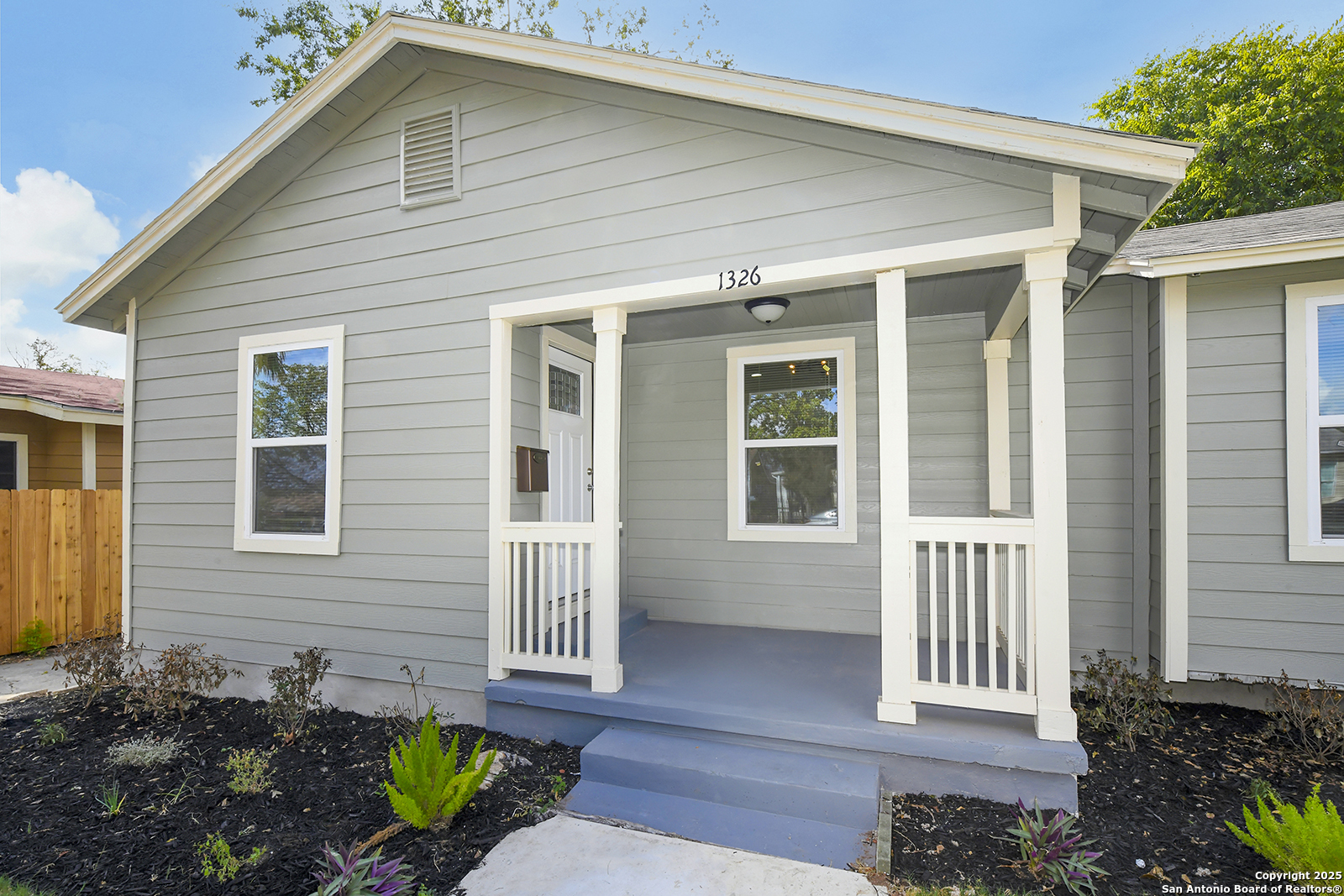1326 W Lynwood