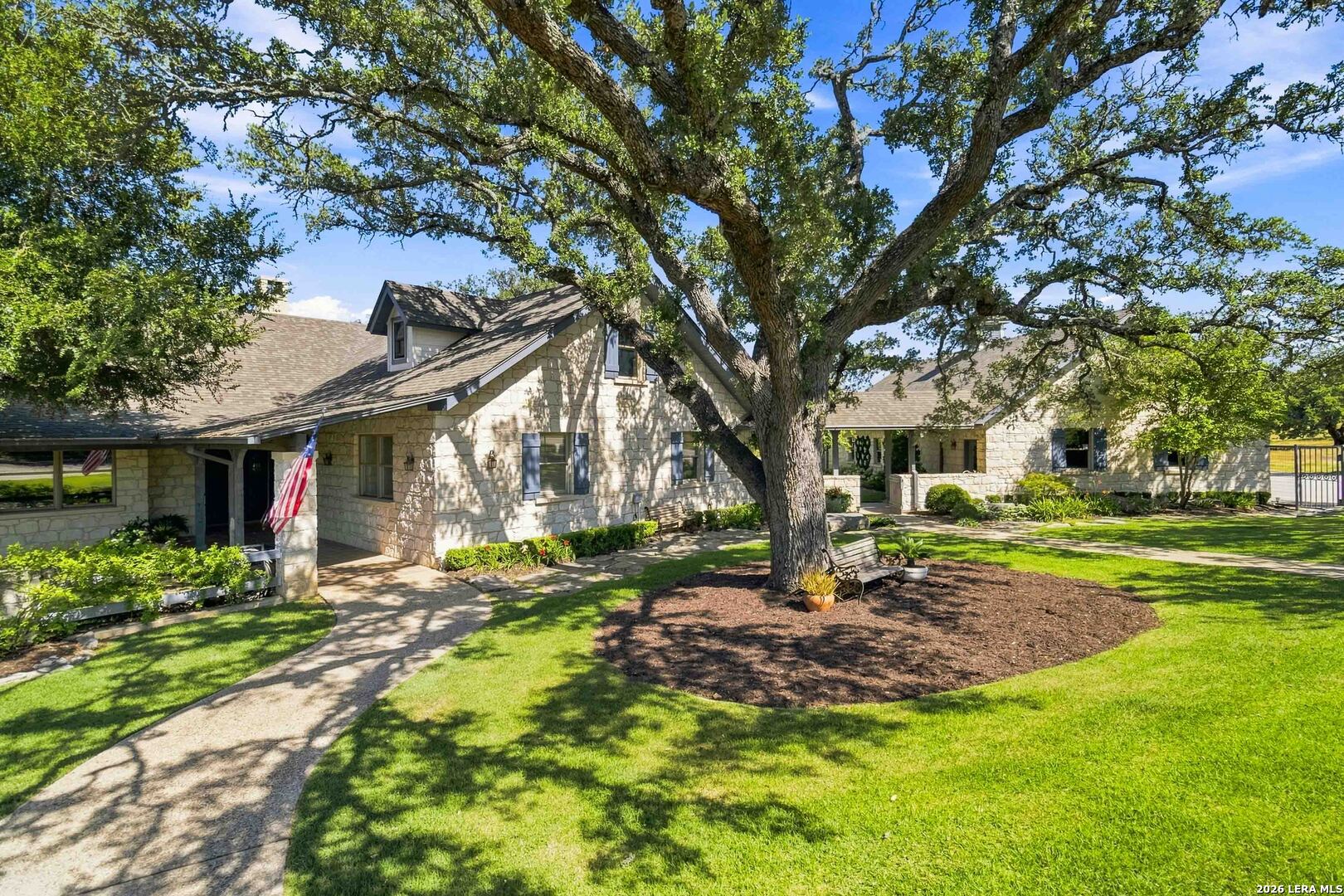 160 LIVE OAK LN