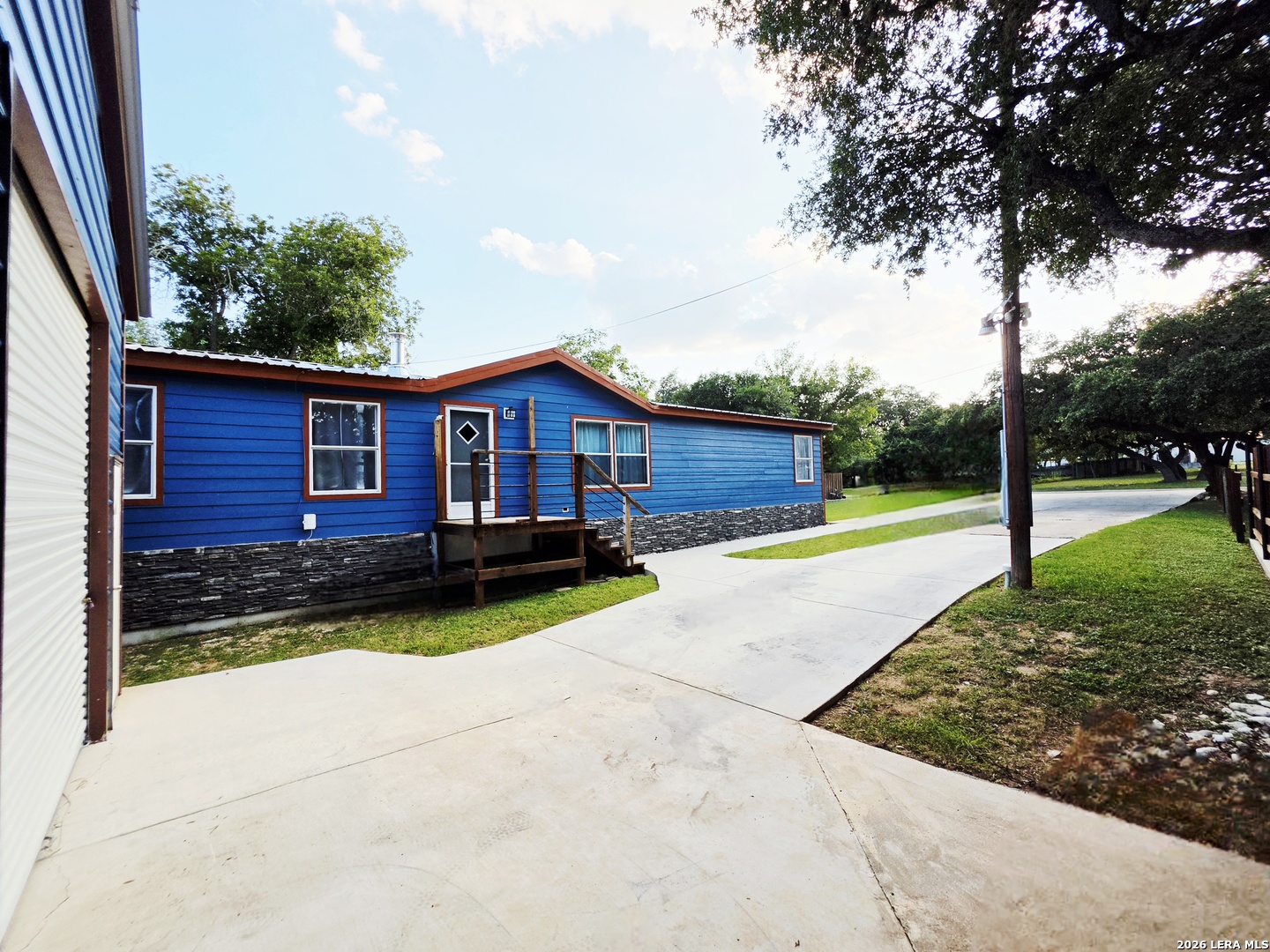 135 Lakeshore Dr S