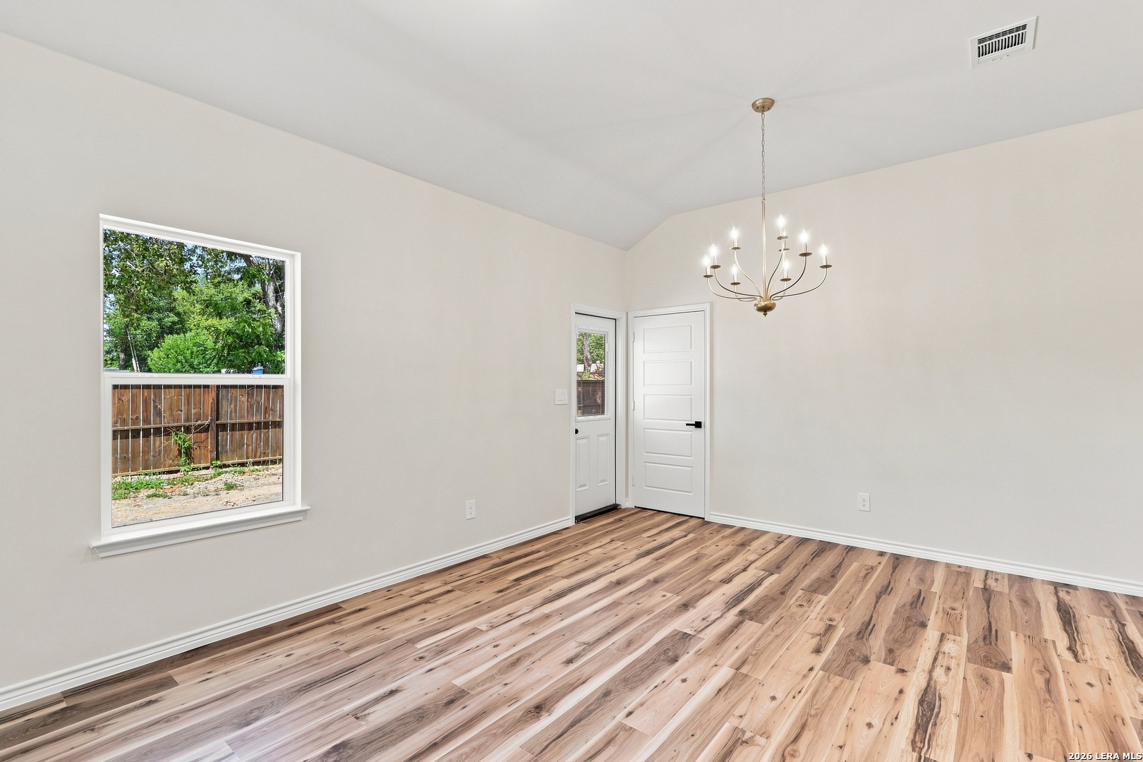 1123 VICKERS AVE