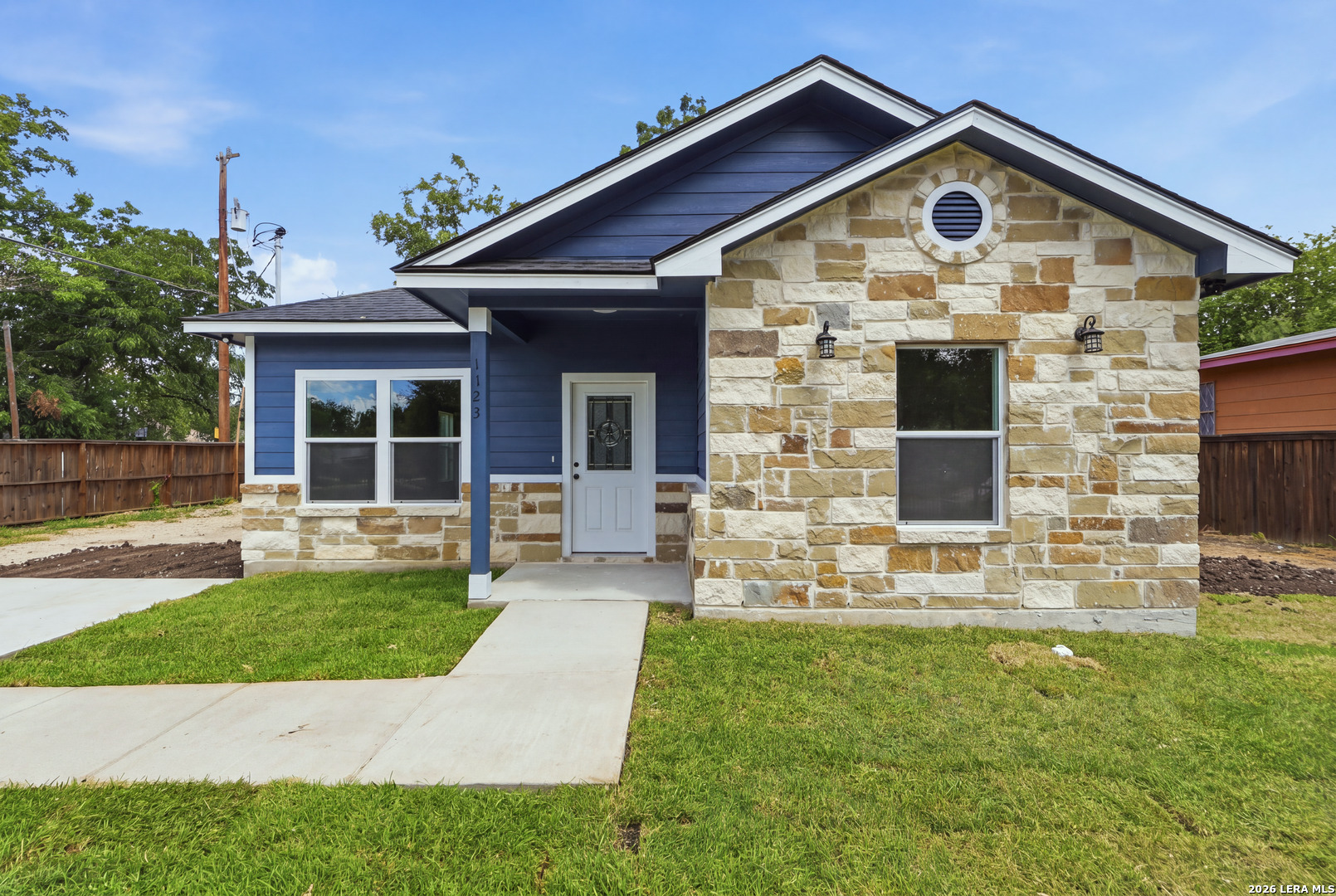 1123 VICKERS AVE