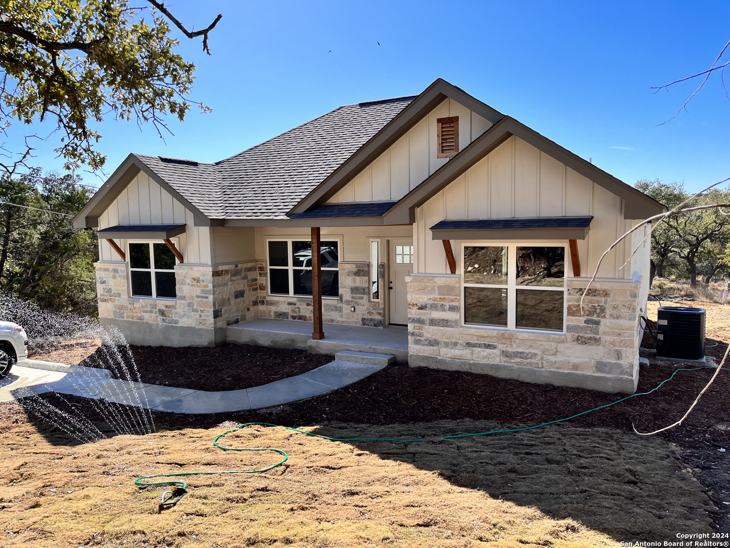 946 CYPRESS DR