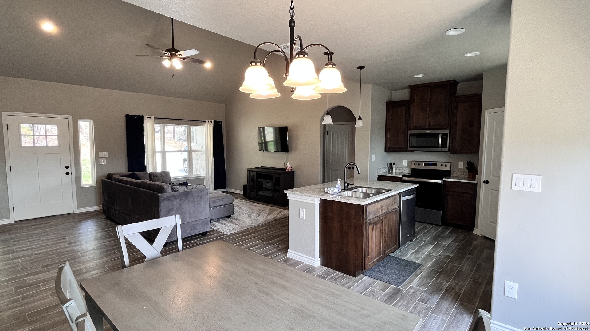 946 CYPRESS DR
