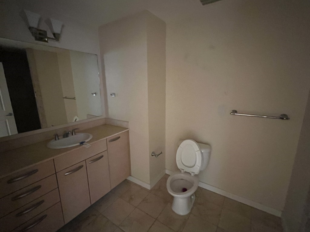 1200 Main Street 1011