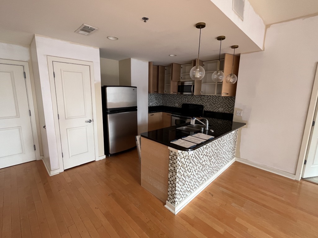 1200 Main Street 1011