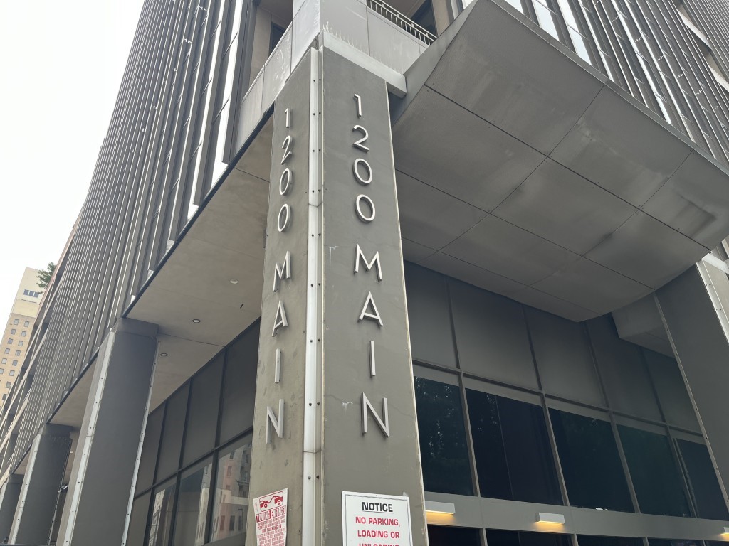 1200 Main Street 1011