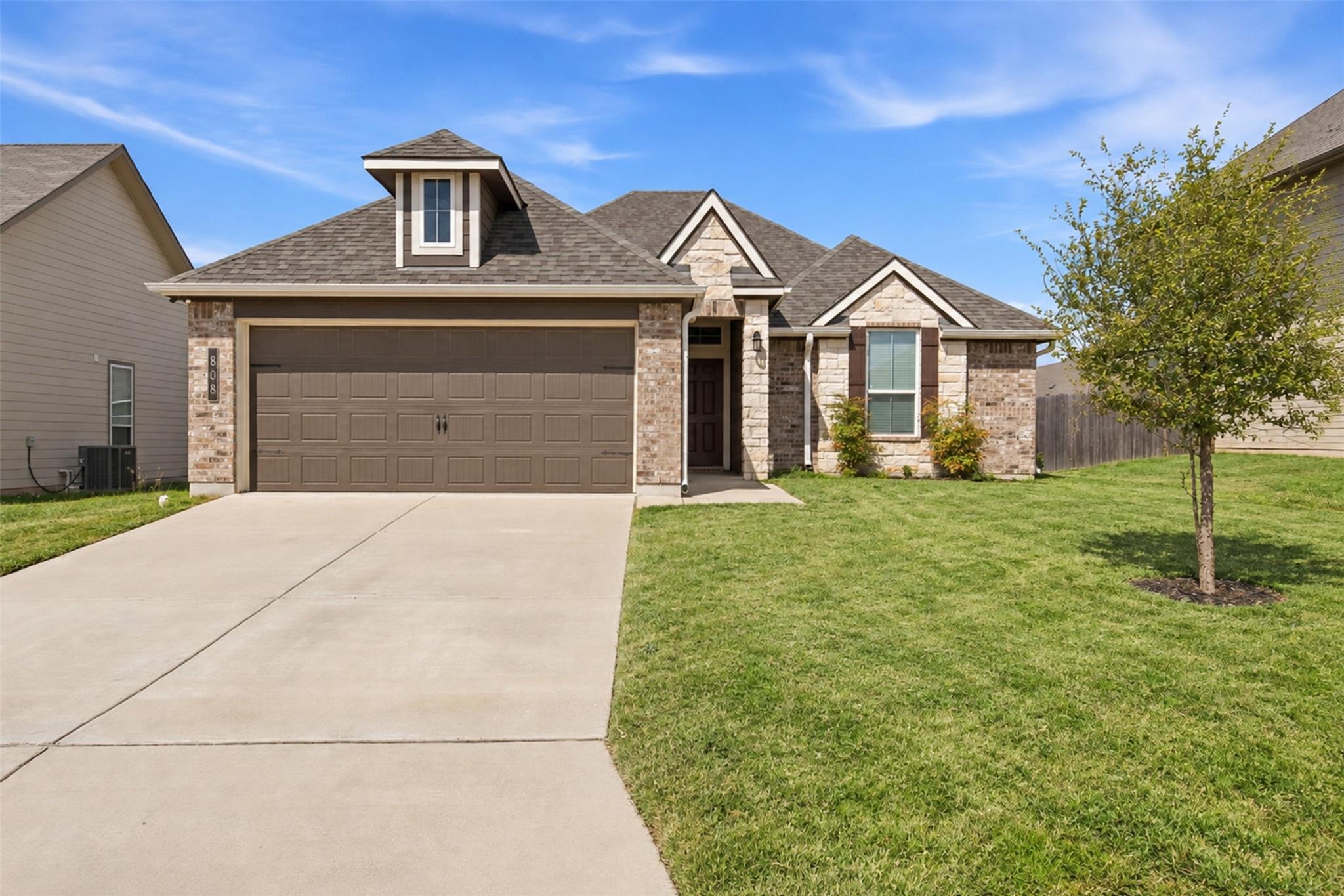 808 Fallbrook DR