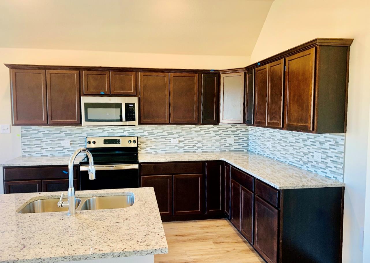 808 Fallbrook DR