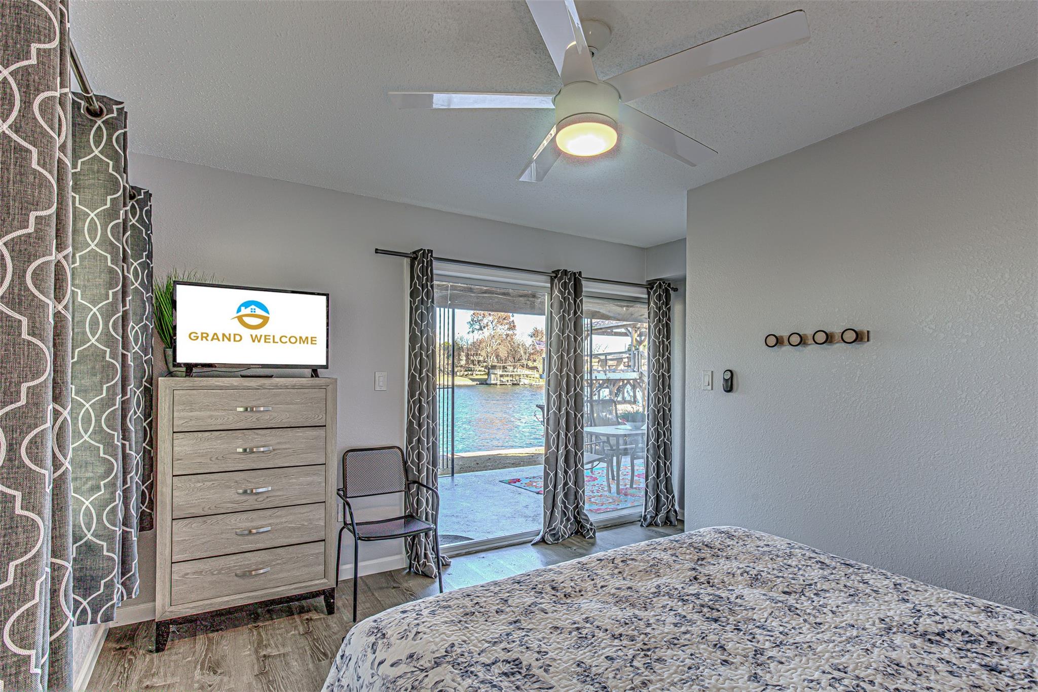 208 Riverside DR