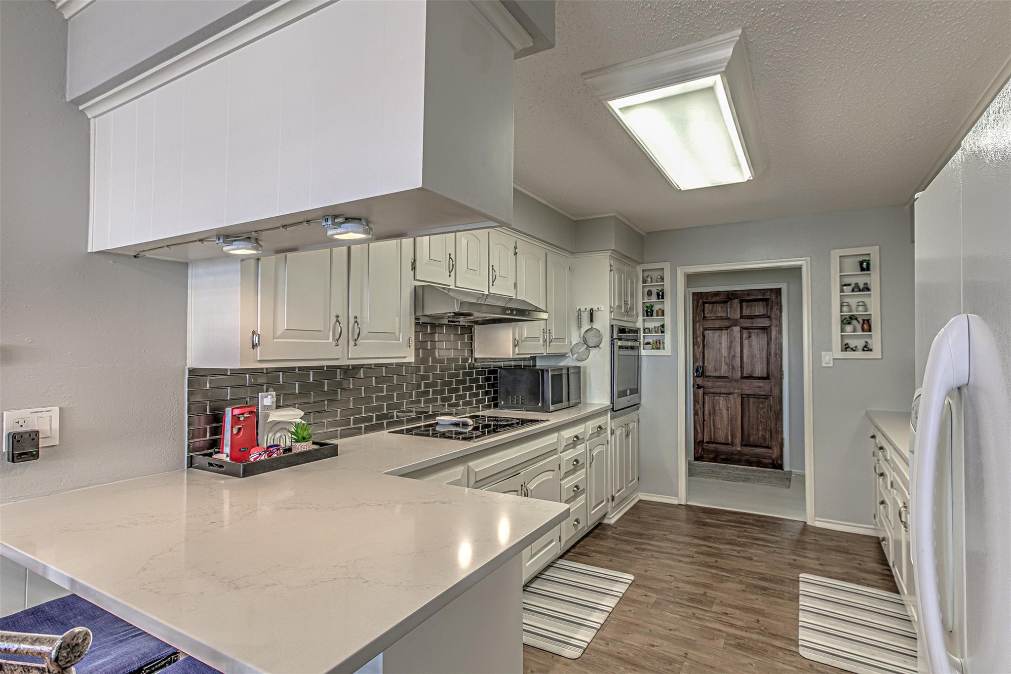 208 Riverside DR