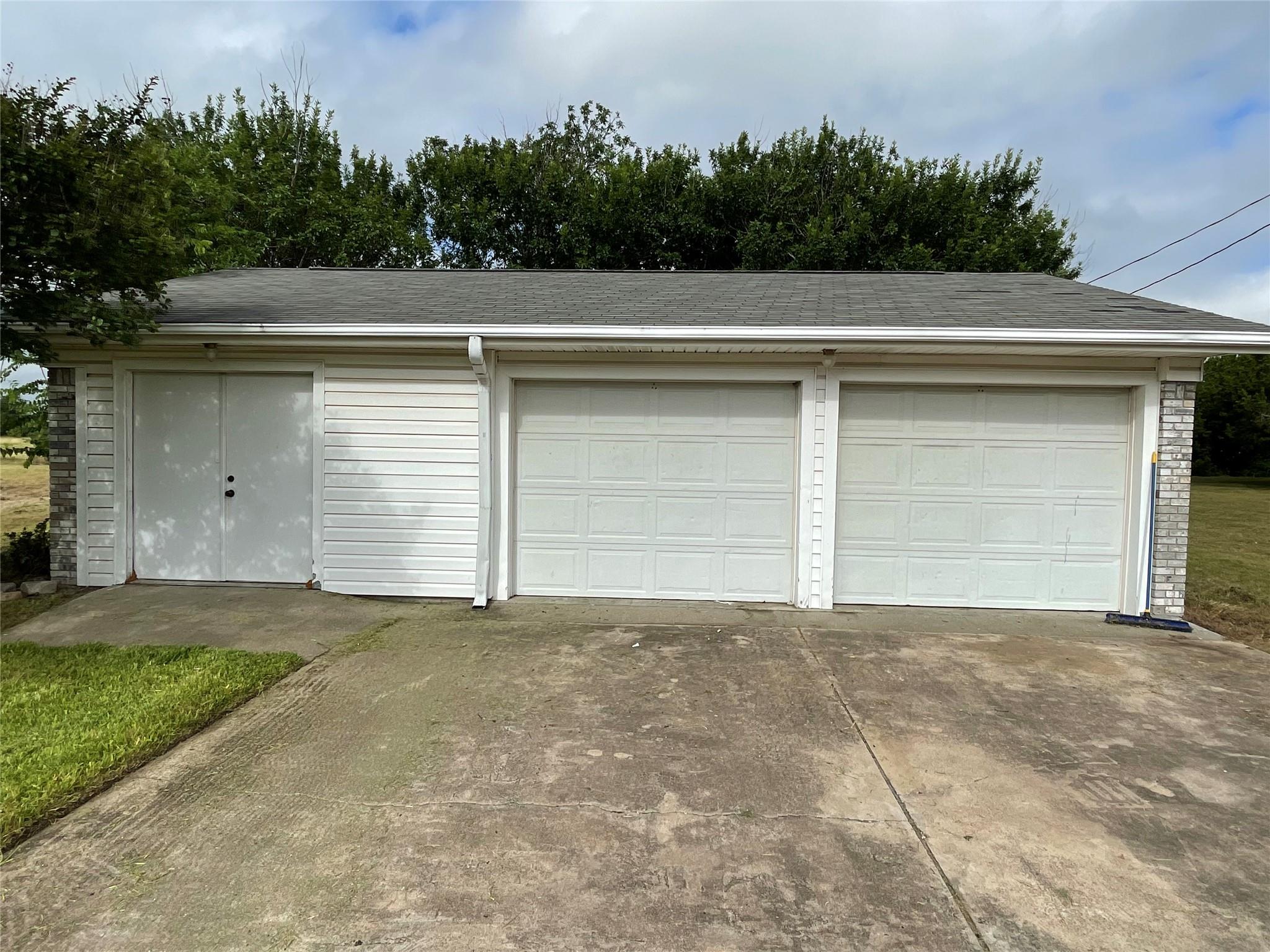 1011 Llewellyn LN
