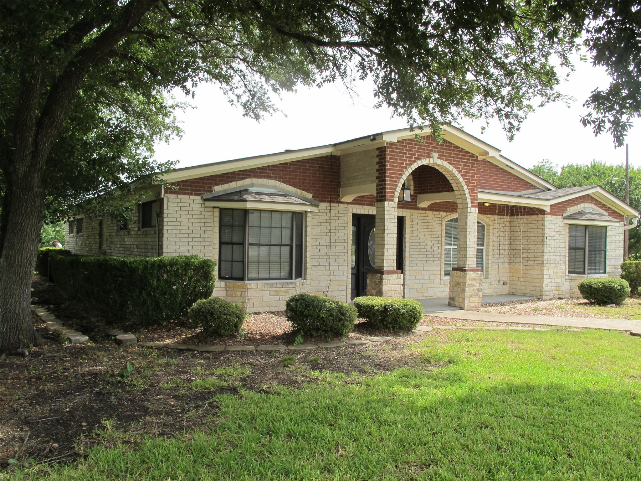 1011 Llewellyn LN
