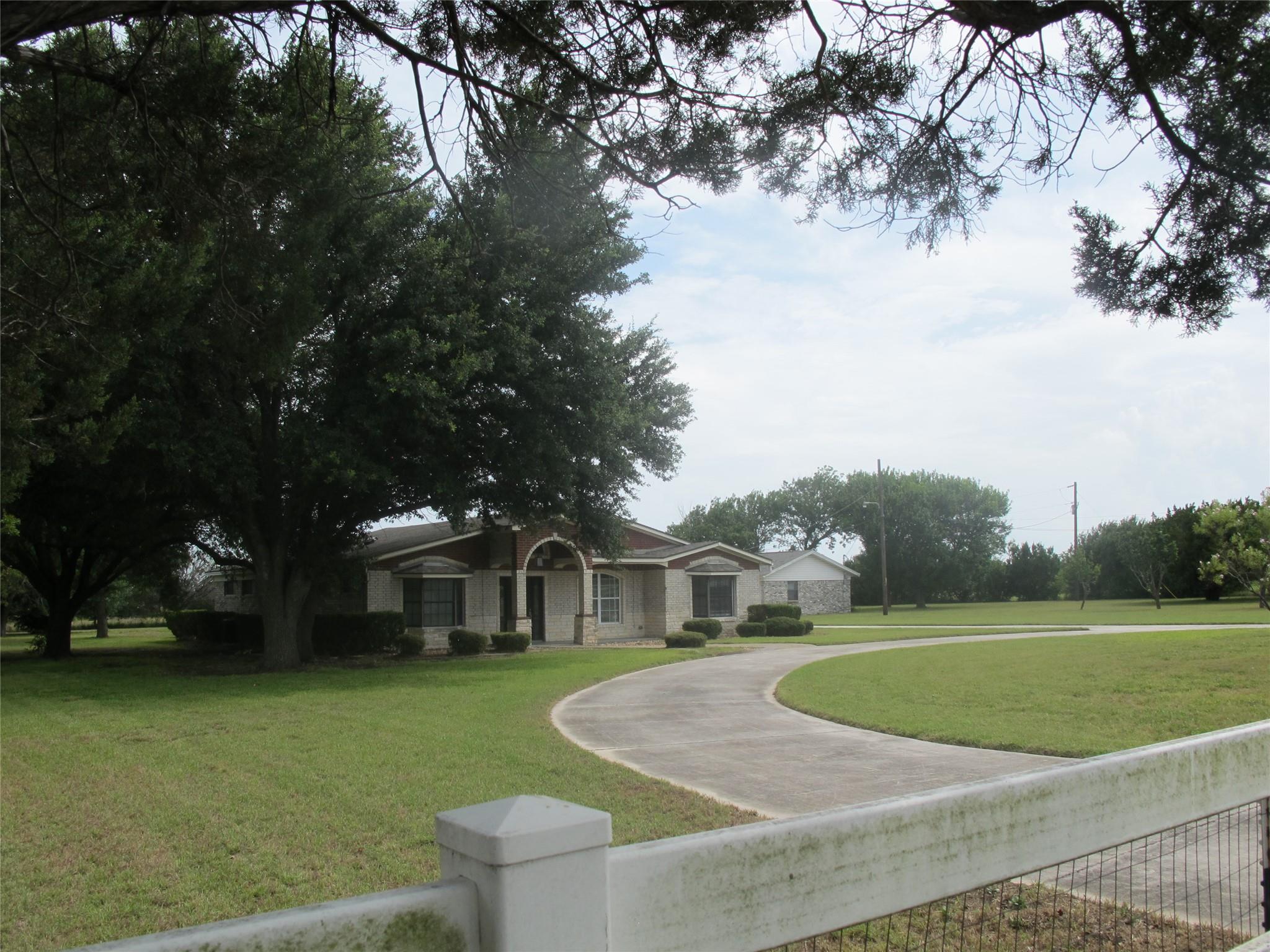 1011 Llewellyn LN