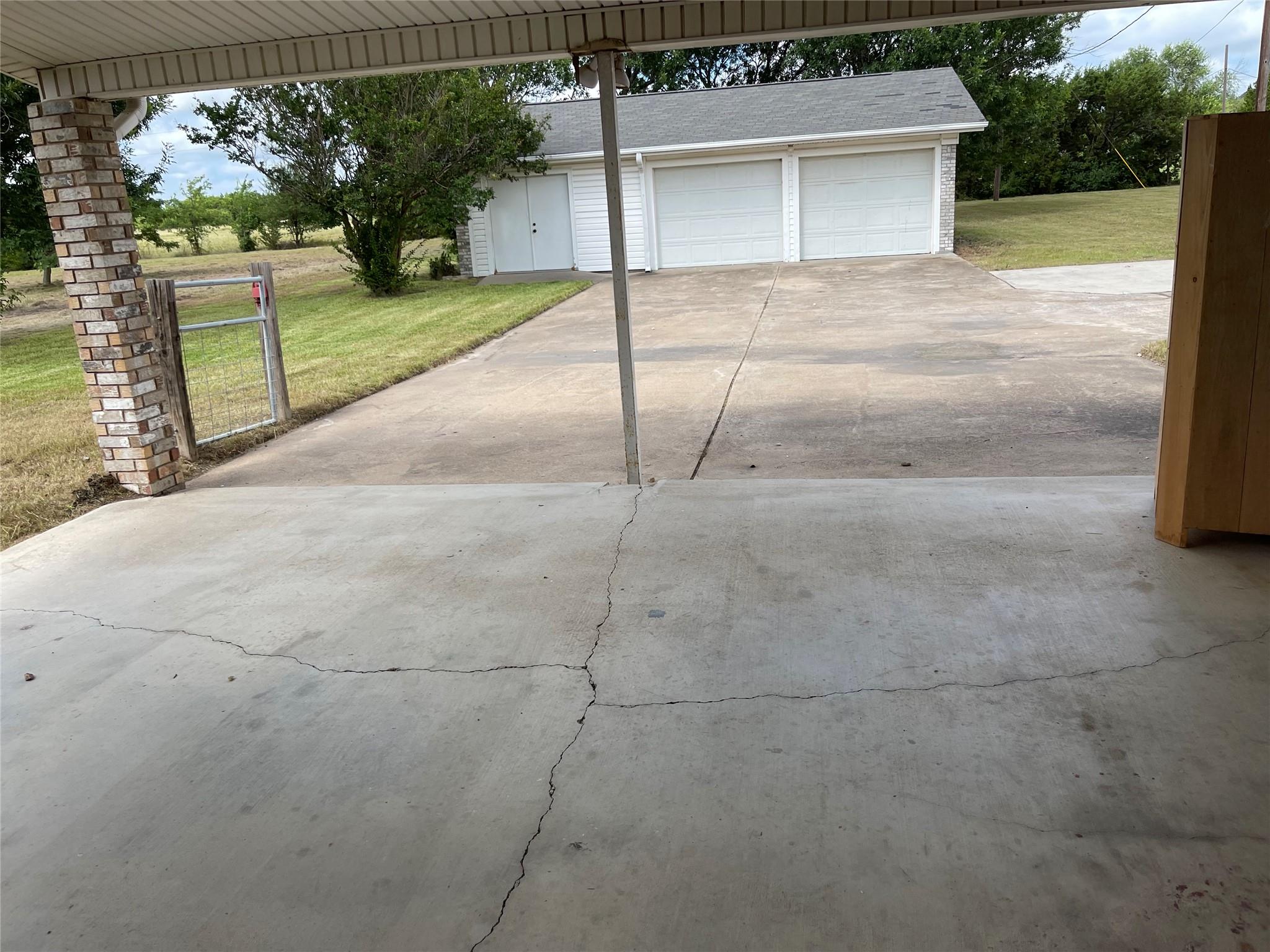 1011 Llewellyn LN