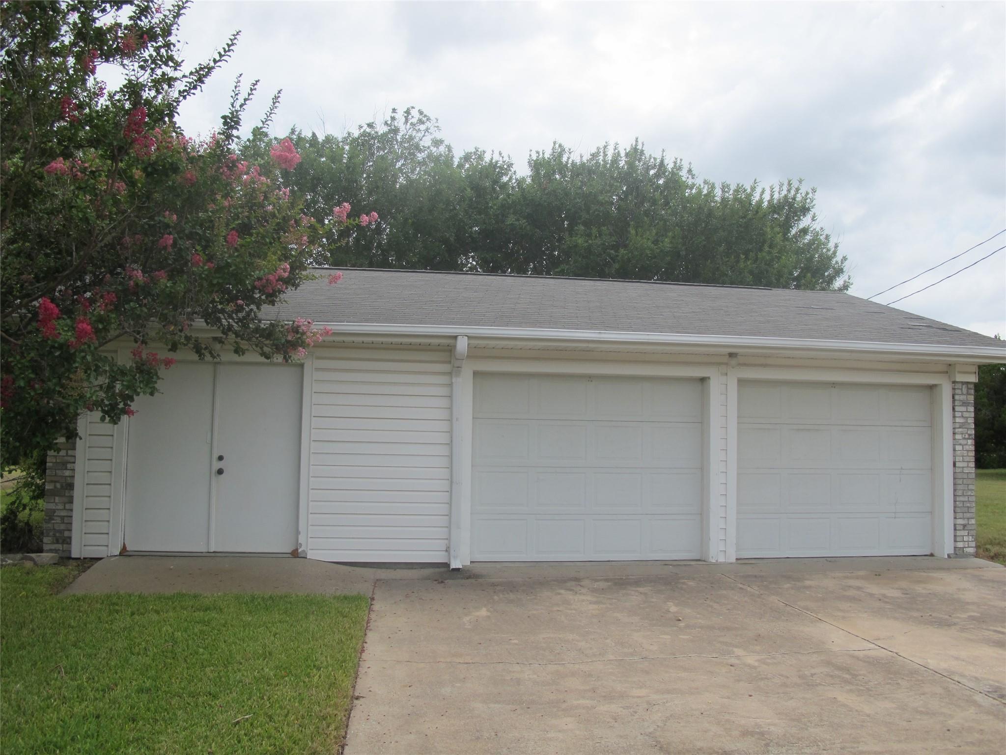 1011 Llewellyn LN