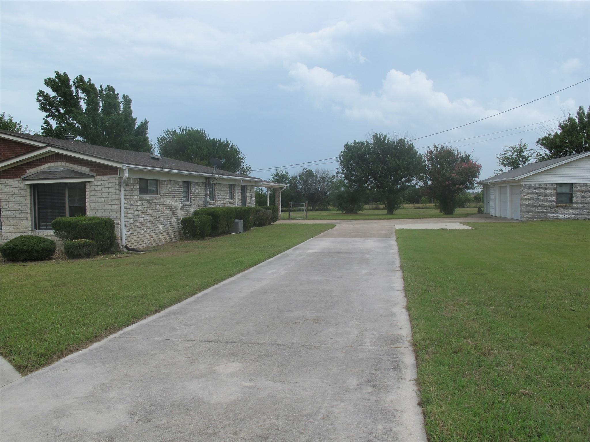 1011 Llewellyn LN