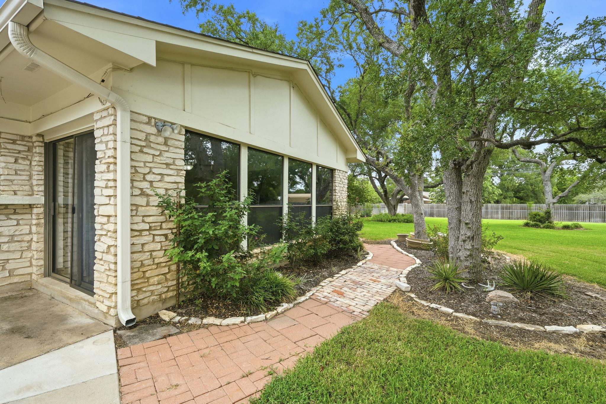 126 E Esparada DR