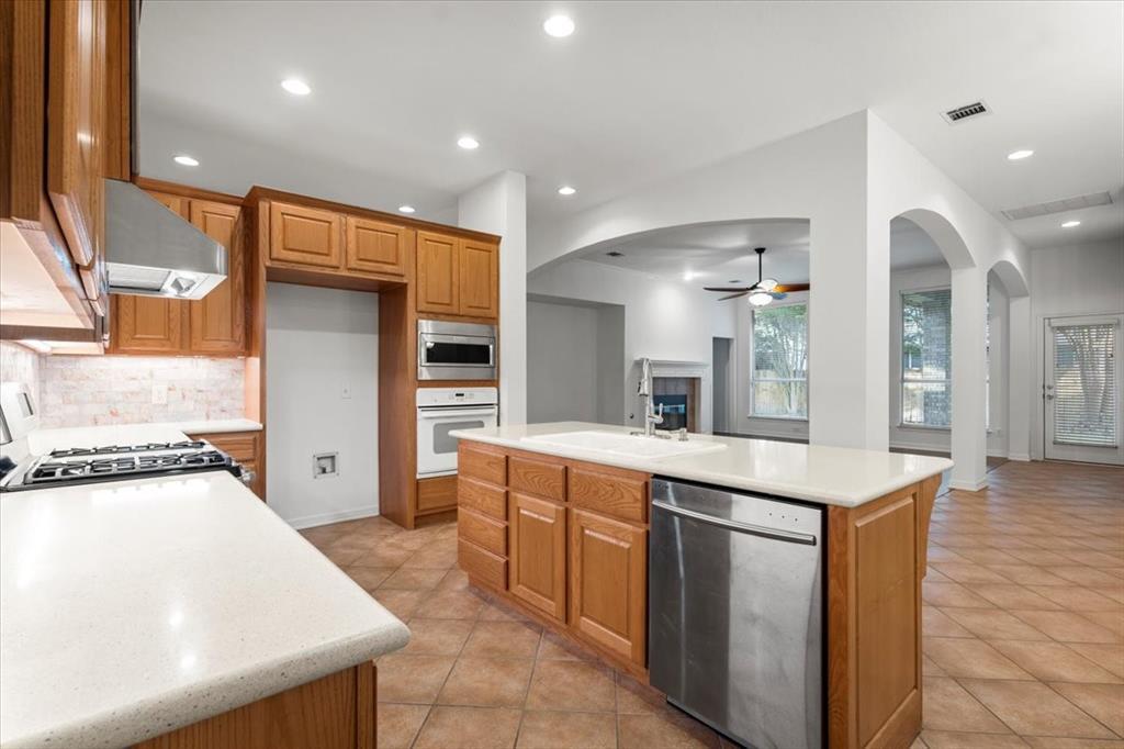 2127 Clear Lake PL