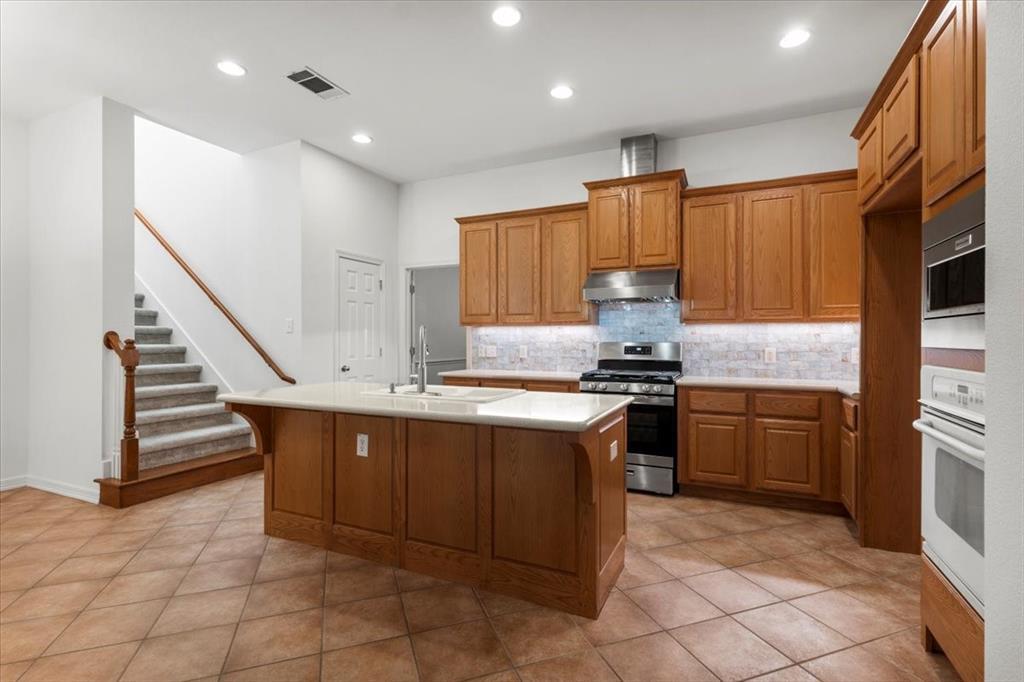 2127 Clear Lake PL