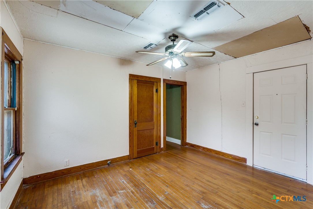 704 E Krezdorn Street