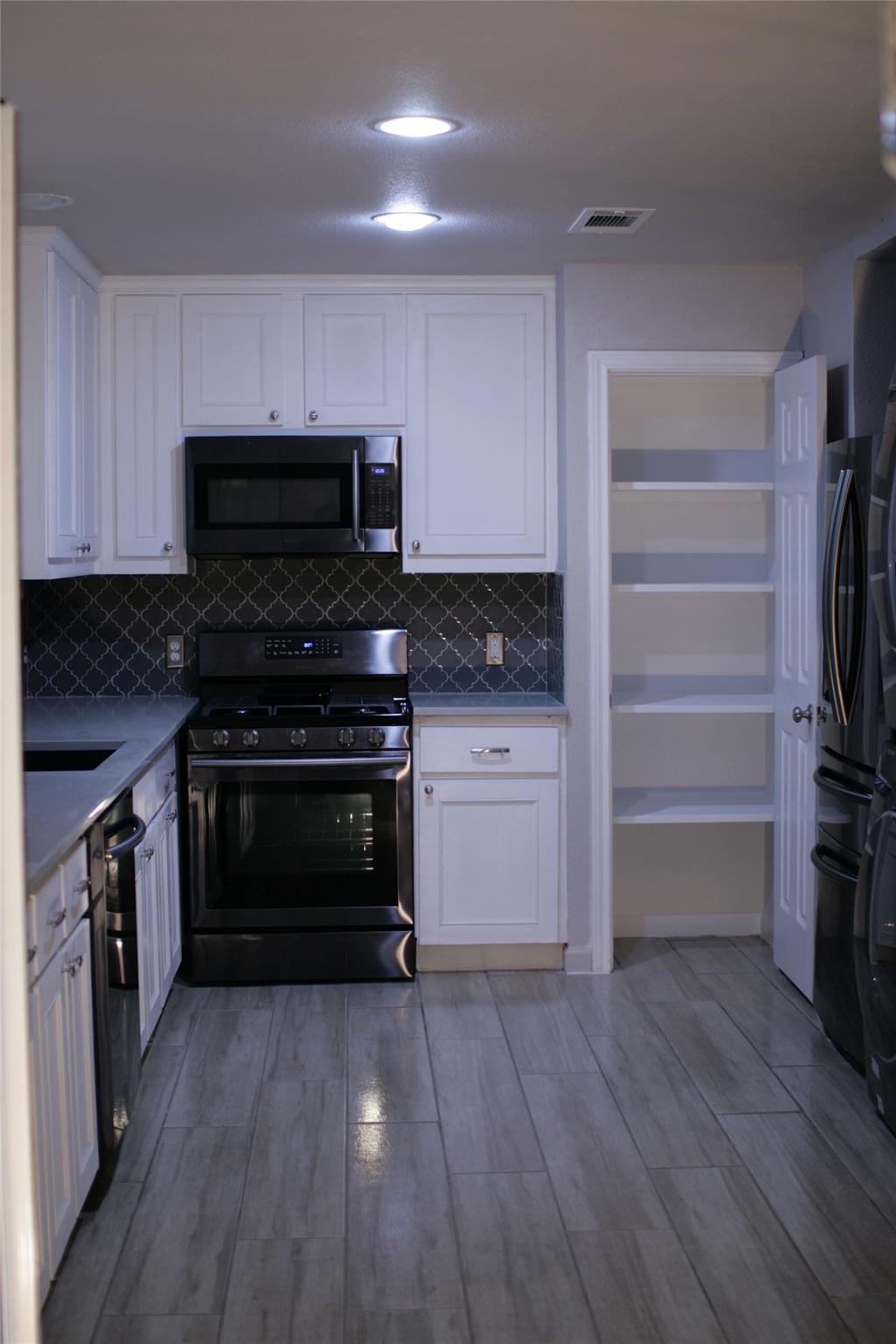 1413 Broadmoor DR