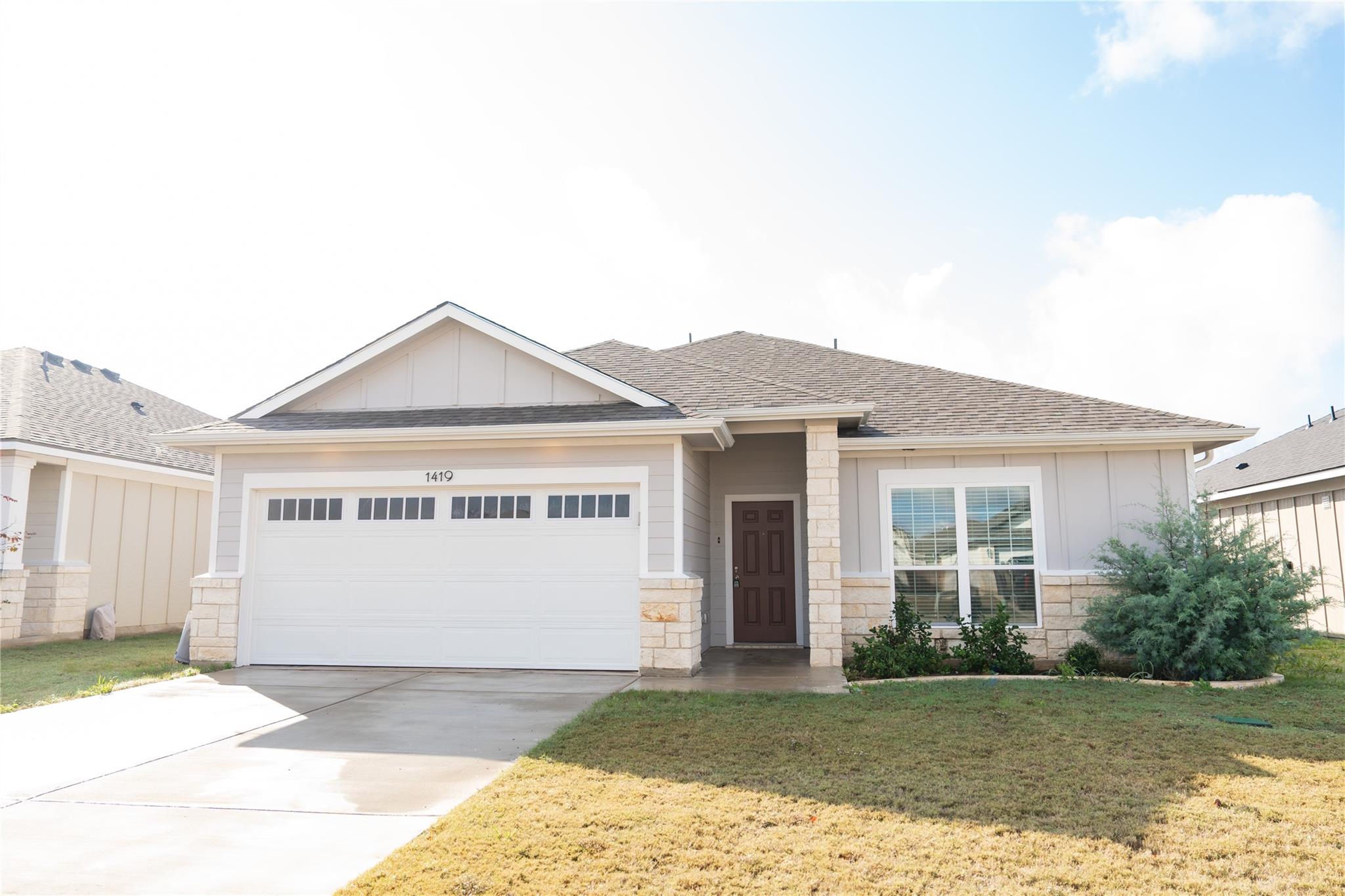 1419 Sideoats LN