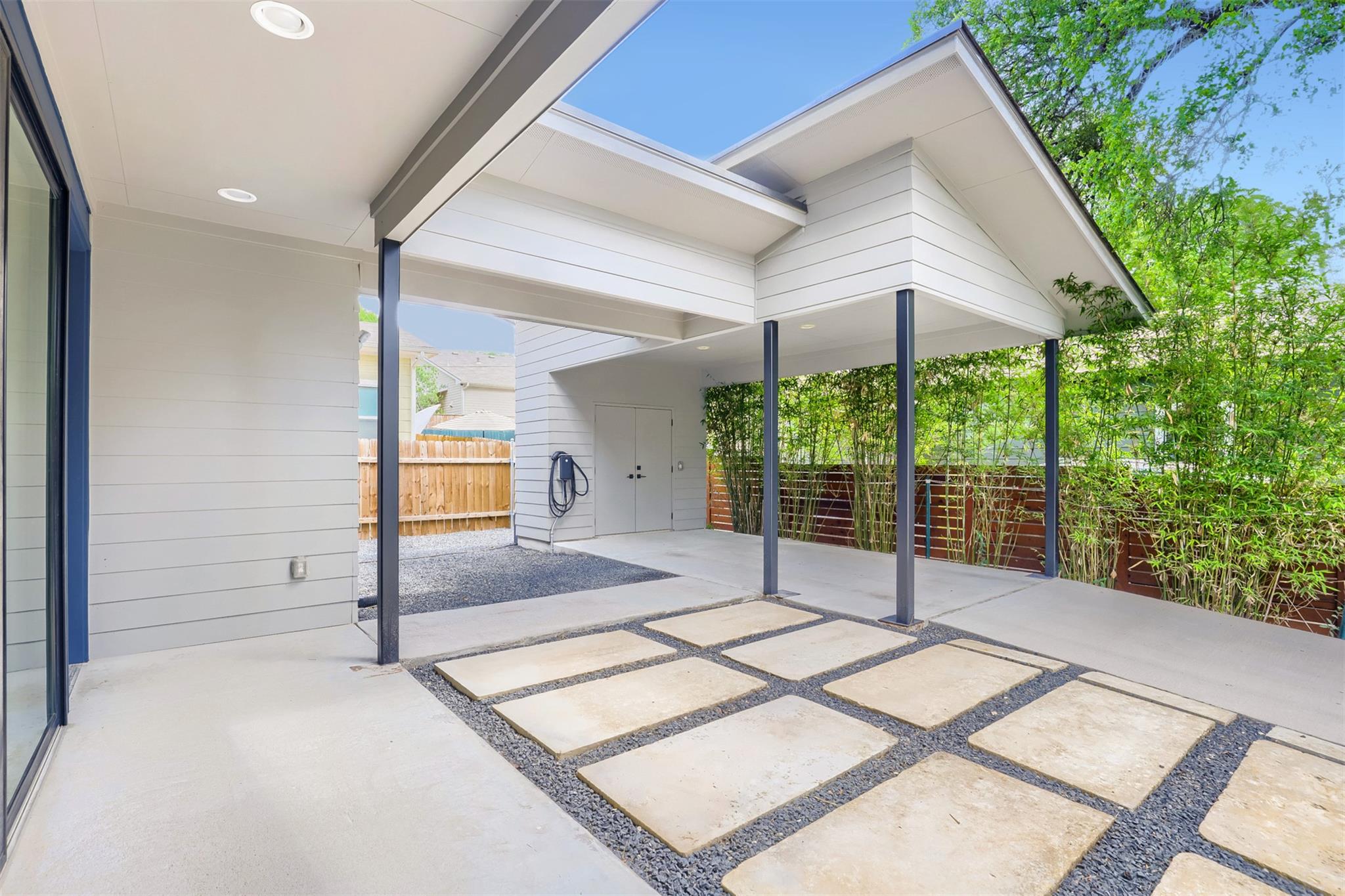 2001 Sl Davis Ave