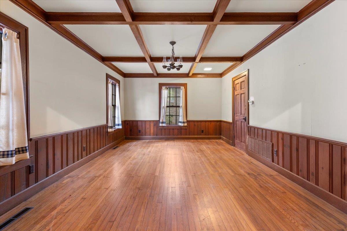 1607 Sharon LN
