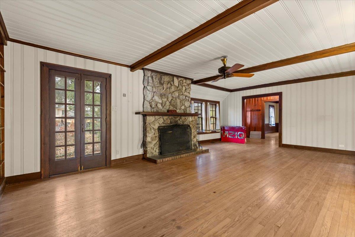 1607 Sharon LN