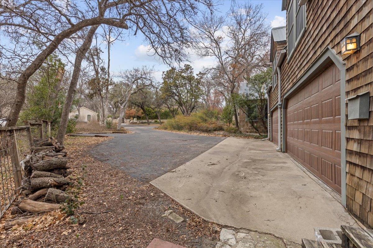 1607 Sharon LN