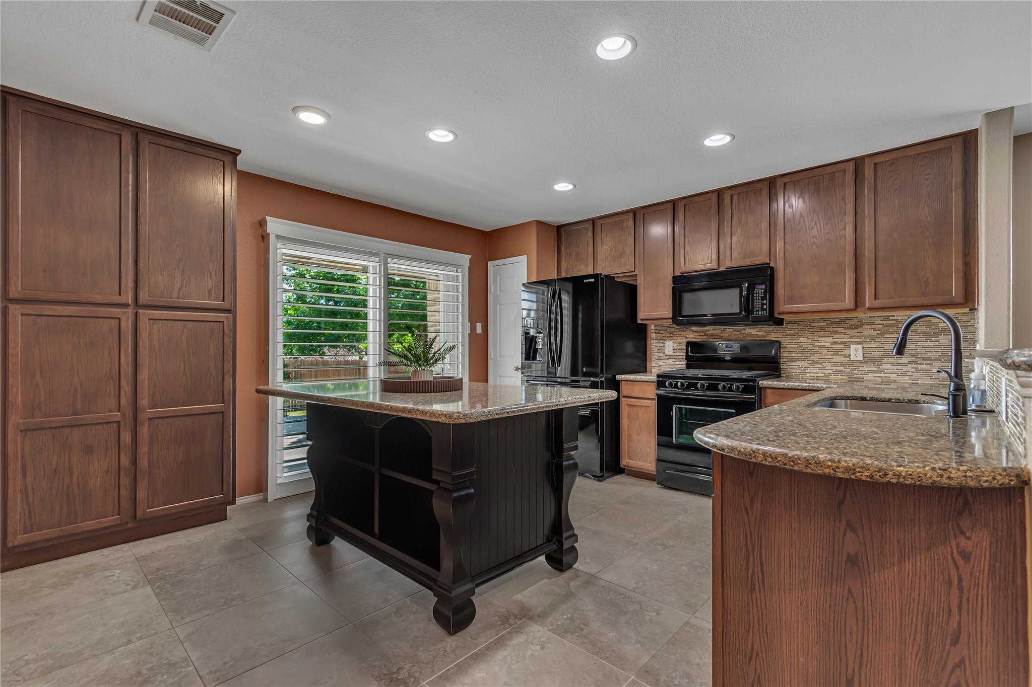 112 Willow Leaf LN
